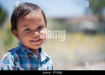 Beau Bébé garçon avec des yeux lumineux et agréable sourire, à optimistes et désireuse de jouer pendant l'été Banque D'Images