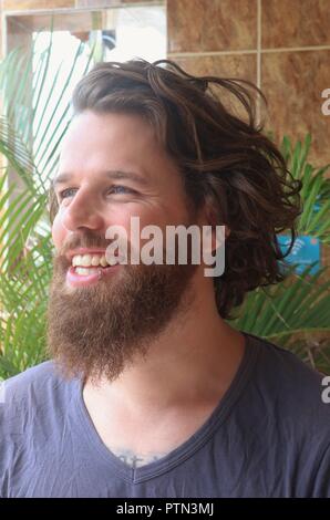 Homme barbu à la route. Beau, jeune homme avec berad de sourire. Banque D'Images