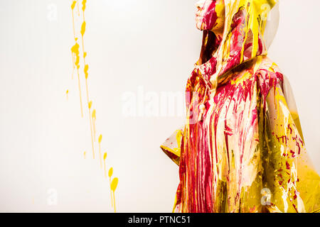 Portrait de femme en imperméable peint avec des peintures colorées isolé sur blanc Banque D'Images