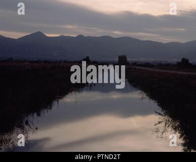 CANAL DE RIEGO AL ATARDECER. Lieu : extérieur. PEGO. Alicante. L'ESPAGNE. Banque D'Images