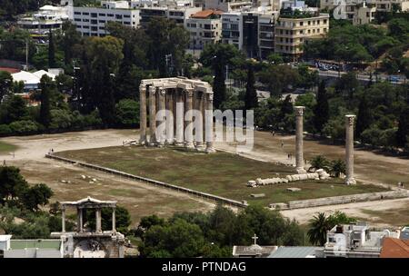 La Grèce. Athènes. Vue sur le Temple de Zeus Olympien. Bien que sa construction a commencé au 6e siècle avant J.-C. C'est pas fini jusqu'à ce que le règne de l'empereur Hadrien, au 2ème siècle, et a été le plus grand temple de Grèce hellénistique et dans l'époque romaine. Il a été construit en Pentelic marble, avec 104 colonnes corinthiennes. Seulement 15 d'entre elles sont conservées. Banque D'Images