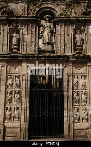 Santiago de Compostela, province de La Corogne, Galice, Espagne. La Cathédrale. La Porte Sainte ou Porte du Pardon (1611). Il n'est ouvert que dans les années de Jubilé. Les niches contiennent l'image de Saint Jacques et ses disciples Athanase et Théodore à ses côtés (style Baroque). Sur le fond et les côtés de la porte ont été placées 24 figures de prophètes et apôtres venant de l'ancien chœur en pierre du maître Mateo (style roman). Façade est, détails architecturaux. Banque D'Images