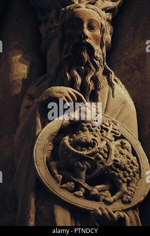 Santiago de Compostela, province de La Corogne, Galice, Espagne. Cathédrale. Le portail de la gloire, par Maître Mateo, 1168-1188. Sculpture identifiés comme Jean le Baptiste, vêtu d'un chapeau, tenant un Agnus Dei. Banque D'Images