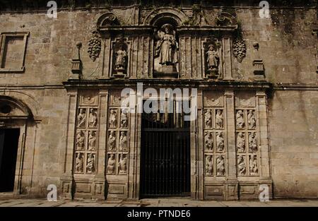 Santiago de Compostela, province de La Corogne, Galice, Espagne. La Cathédrale. La Porte Sainte ou Porte du Pardon (1611). Il n'est ouvert que dans les années de Jubilé. Les niches contiennent l'image de Saint Jacques et ses disciples Athanase et Théodore à ses côtés (style Baroque). Sur le fond et les côtés de la porte ont été placées 24 figures de prophètes et apôtres venant de l'ancien chœur en pierre du maître Mateo (style roman). Façade Est. Banque D'Images