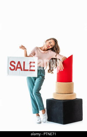 Belle femme symbole holding sale près de big red lipstick, maquillage concept, isolated on white Banque D'Images