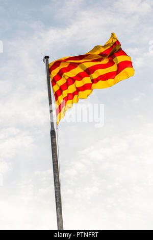 Drapeau de la Catalogne dans le vent contre un ciel nuageux dans la forteresse de château de Montjuic - Catalogne Banque D'Images