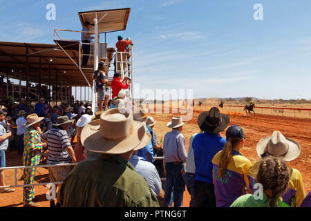 Spectateurs regarder les courses de chevaux à Landor, 1000km au nord de Perth, Australie occidentale. Banque D'Images