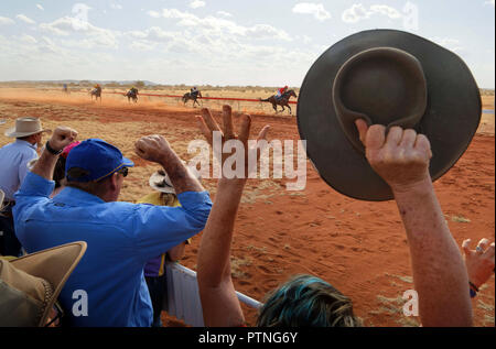 Spectateurs regarder les courses de chevaux à Landor, 1000km au nord de Perth, Australie occidentale. Banque D'Images