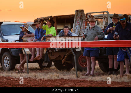 Spectateurs regarder les courses de chevaux à Landor, 1000km au nord de Perth, Australie occidentale. Banque D'Images