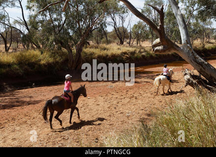 Les enfants voyagent leurs poneys dans l'Est Lyon au bush Riverbed les courses de chevaux à Landor, 1000km au nord de Perth, Australie occidentale. Banque D'Images