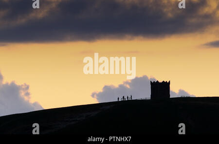 15 juin 2018. Rivington Pike, Bolton, Lancashire au coucher du soleil depuis la route jusqu'à Winter Hill émetteur avec tempête entrant dans l'arrière-plan. Les jeunes Banque D'Images