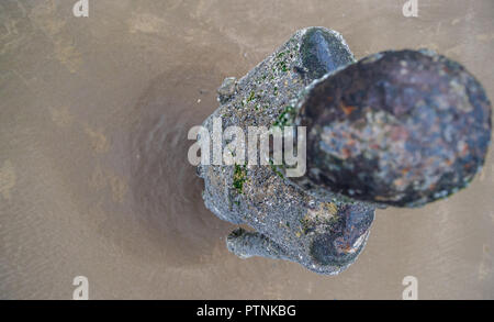 Sir Antony Gormley chiffres en fonte sur Crosby Beach, Liverpool, Royaume-Uni Banque D'Images