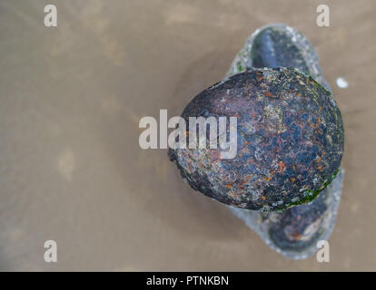 Sir Antony Gormley chiffres en fonte sur Crosby Beach, Liverpool, Royaume-Uni Banque D'Images