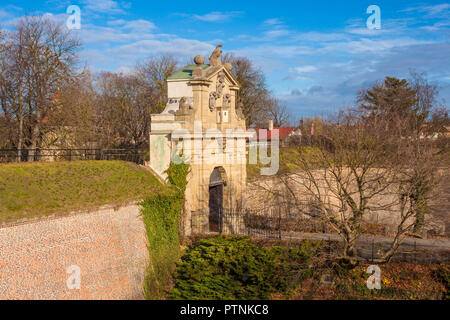 Avis de Léopold, la porte de l'entrée de Vysehrad fort sur une journée ensoleillée d'automne. Prague, République Tchèque Banque D'Images