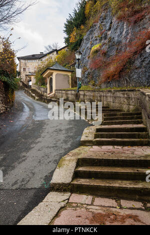 Escaliers et route menant Kapuzinerberg avec chemin de croix dépeignant histoire biblique de Jésus Christ le jour de sa crucifixion. Salzbourg, Aus Banque D'Images