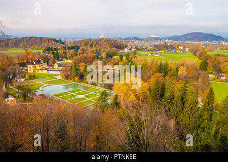 Vue panoramique de Palais Hellbrunn (Schloss Hellbrunn) et park sur une belle journée d'automne. Le Château de Hohensalzburg vu sur l'arrière-plan. Salzbourg, Autriche. Banque D'Images