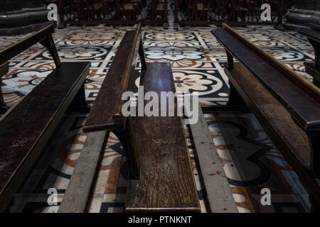 Milan Italie. Close up photo prise à l'intérieur de la cathédrale de Milan / Duomo di Milano de bancs en bois et marbre orné. Banque D'Images