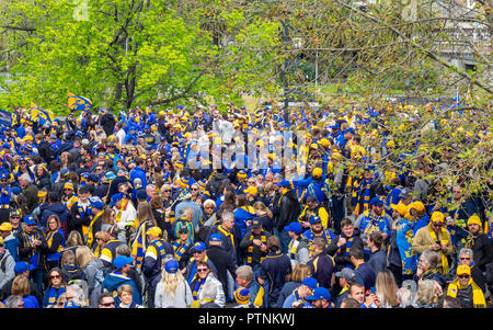 Congrégation de West Coast Eagles fans et sympathisants à Federation Square marchant au Grand Final 2018 au MCG, Victoria de Melbourne en Australie. Banque D'Images