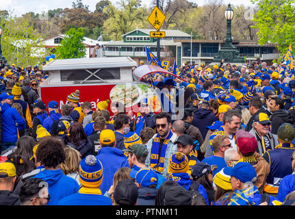 Congrégation de West Coast Eagles fans et sympathisants à Federation Square marchant au Grand Final 2018 au MCG, Victoria de Melbourne en Australie. Banque D'Images