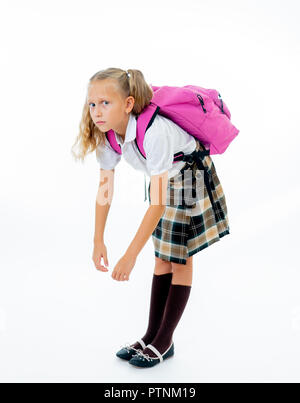 Les jeunes fatigué et triste cute school girl avec un gros sac lourd sur son dos sur un fond blanc pour isoler un stress mal de dos d'un travail à domicile Banque D'Images