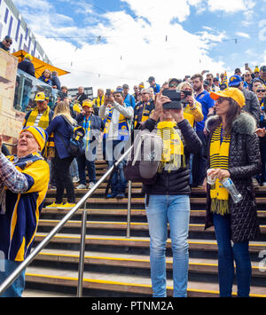 Congrégation de West Coast Eagles fans et sympathisants à Federation Square marchant au Grand Final 2018 au MCG, Victoria de Melbourne en Australie. Banque D'Images