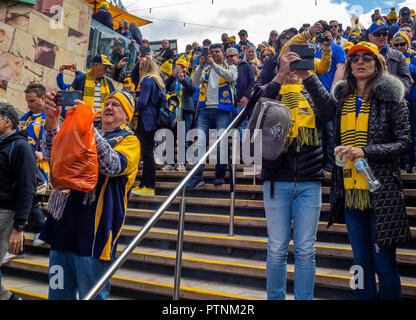 Congrégation de West Coast Eagles fans et sympathisants à Federation Square marchant au Grand Final 2018 au MCG, Victoria de Melbourne en Australie. Banque D'Images