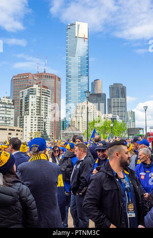 Congrégation de West Coast Eagles fans et sympathisants à Federation Square marchant au Grand Final 2018 au MCG, Victoria de Melbourne en Australie. Banque D'Images