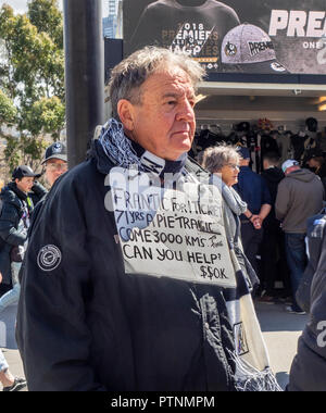 Fan Club et supporter avec un signe qui veulent acheter un billet pour la Grande Finale de l'AFL 2018 au MCG, Melbourne Victoria en Australie. Banque D'Images