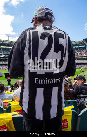 Vue arrière du ventilateur de son club et partisan à la Grande Finale de l'AFL 2018 MCG Melbourne Victoria en Australie. Banque D'Images