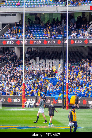 Football Club Mason Cox à la Grande Finale de l'AFL MCG Melbourne Victoria en Australie. Banque D'Images