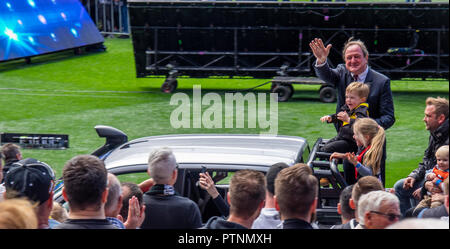 Kevin Sheedy légende et hall of fame en agitant à la foule lors de la Grande Finale de l'AFL 2018 MCG Melbourne Victoria en Australie. Banque D'Images