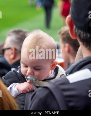 Fan Club et partisan tenant son bébé enfant à la Grande Finale de l'AFL 2018 MCG Melbourne Victoria en Australie. Banque D'Images