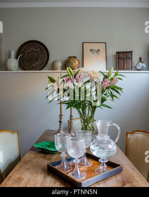 Table fruitwood française avec un ensemble de 1930 chaise de salle à manger Banque D'Images