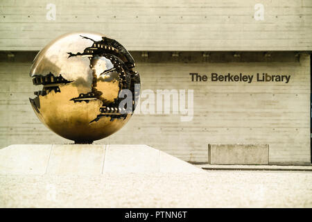 Sculpture en bronze "la fera con sfera' (1986) par Arnaldo Pomodoro. En face de la bibliothèque de Berkeley, Trinity College Dublin Banque D'Images