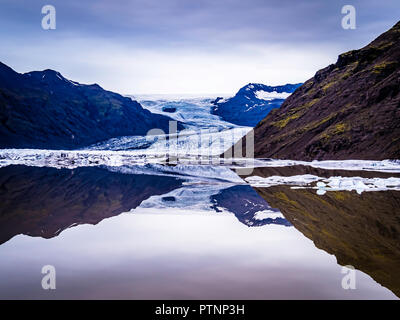 Clair reflet de la montagne et glacier Glacier en Islande Lagon Banque D'Images