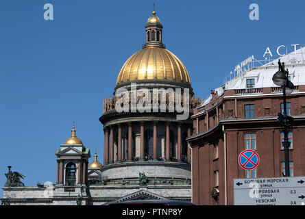 L'énorme dôme doré de la cathédrale St Isaac, qui est la 4ème plus grande au monde, piaulements de derrière un bâtiment à Saint-Pétersbourg, en Russie. Banque D'Images