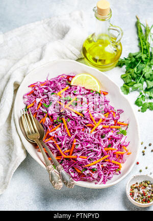 Salade de chou rouge avec des carottes, des herbes et d'huile d'olive et le jus de citron. Chou Chou. . La lumière de la nourriture végétarienne. Selective focus Banque D'Images