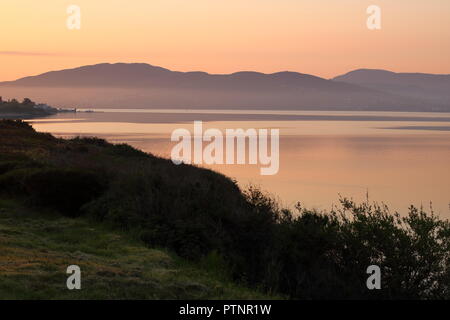 Le soleil se lève sur le Lough Swilly à Rathmullan, Irlande. Banque D'Images