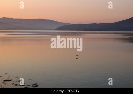 Le soleil se lève sur le Lough Swilly à Rathmullan, Irlande. Banque D'Images