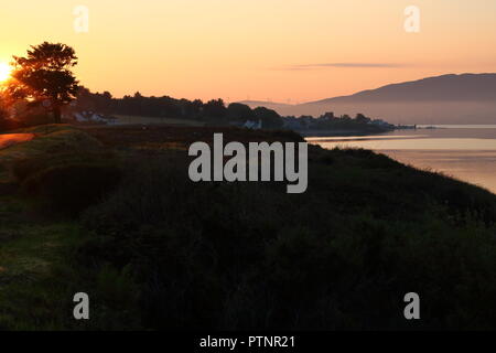 Le soleil se lève sur le Lough Swilly à Rathmullan, Irlande. Banque D'Images