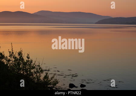 Le soleil se lève sur le Lough Swilly à Rathmullan, Irlande. Banque D'Images