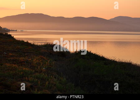 Le soleil se lève sur le Lough Swilly à Rathmullan, Irlande. Banque D'Images