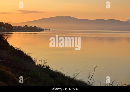 Le soleil se lève sur le Lough Swilly à Rathmullan, Irlande. Banque D'Images