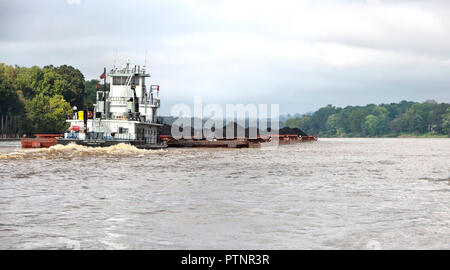 Tugboat 'Mary Artie Brannon, Paducah, KY' pousser des barges chargées de charbon, de la rivière Ohio. Banque D'Images