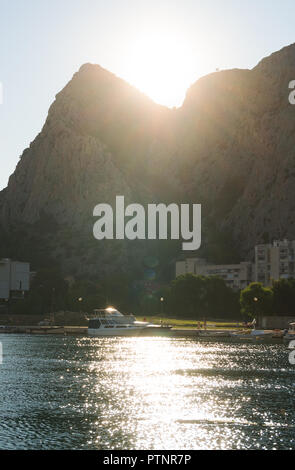 Coucher du soleil sur la rivière Cetina dans Omis, Croatie. Banque D'Images
