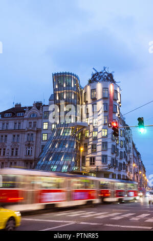 Prague, République tchèque : un tram jusqu'au-delà de la Maison Dansante Nationale-Nederlanden bâtiment conçu par les architectes Vlado Milunić et Frank Gehry et c Banque D'Images
