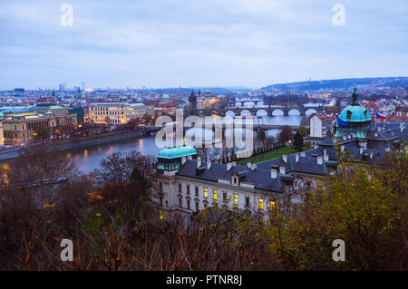 Prague, République tchèque : High angle view of les ponts sur la rivière Vltava, vue de la colline de Letná. Banque D'Images