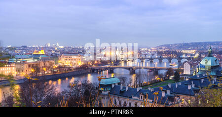 Ponts sur la rivière Vltava, vus de Letná au crépuscule. Prague, République Tchèque Banque D'Images