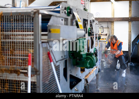 La presse apple modernes utilisés dans le processus de production de Cornish Cyder ou du cidre à la ferme Healeys, Cornwall, UK Banque D'Images