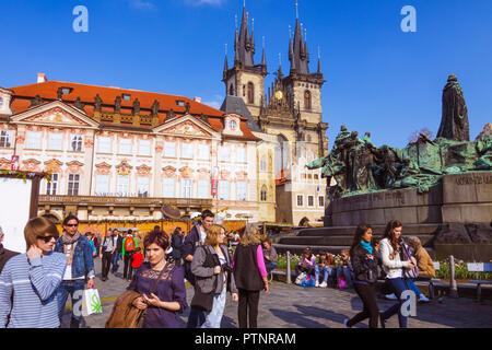 Prague, République tchèque : les touristes sur la place de la vieille ville se tenir par le mémorial de Jan Hus Ladislav Šaloun conçu par en 1915 avec l'église Notre Dame Banque D'Images